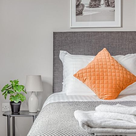 Contemporary 2 Bedroom Apt, Town Centre By Tent Serviced Apartments Чертси Экстерьер фото