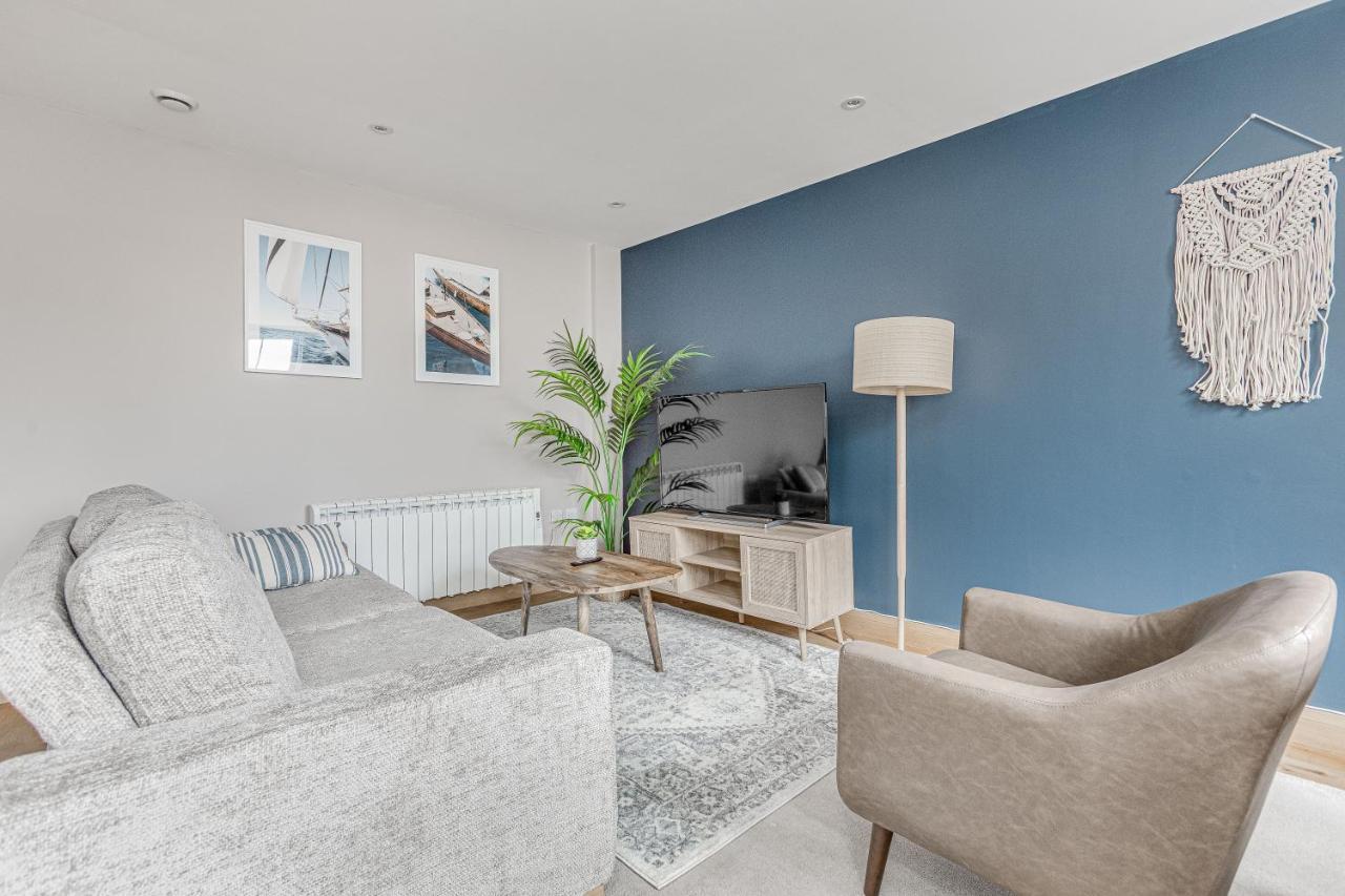 Contemporary 2 Bedroom Apt, Town Centre By Tent Serviced Apartments Чертси Экстерьер фото