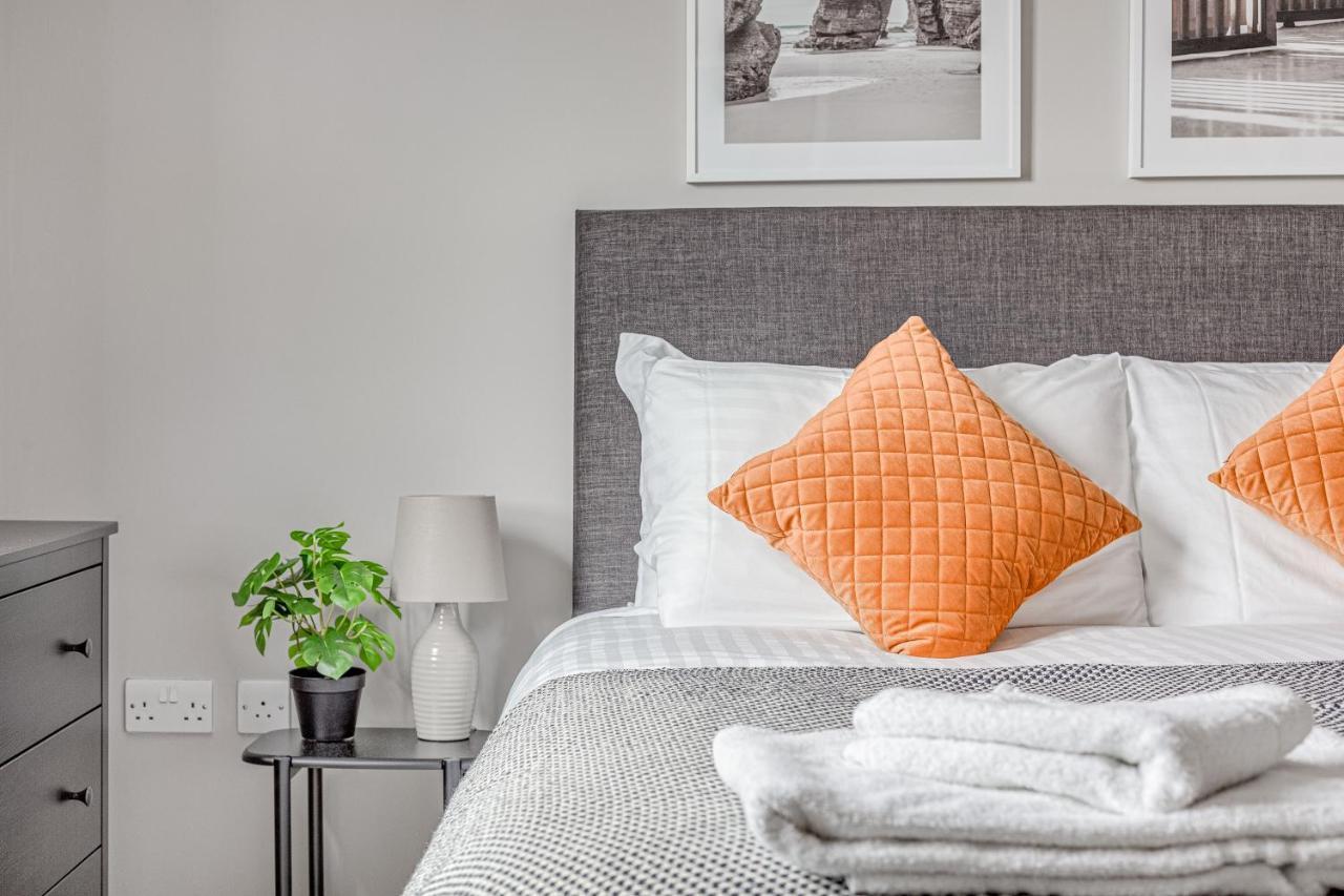 Contemporary 2 Bedroom Apt, Town Centre By Tent Serviced Apartments Чертси Экстерьер фото
