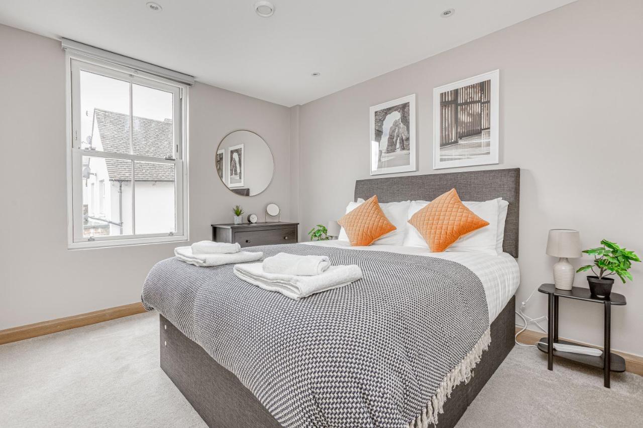 Contemporary 2 Bedroom Apt, Town Centre By Tent Serviced Apartments Чертси Экстерьер фото