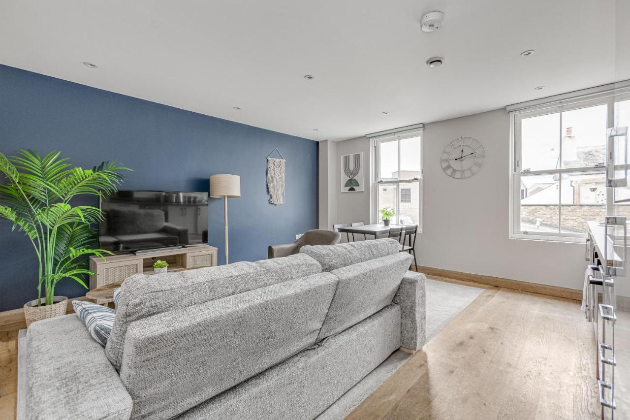 Contemporary 2 Bedroom Apt, Town Centre By Tent Serviced Apartments Чертси Экстерьер фото