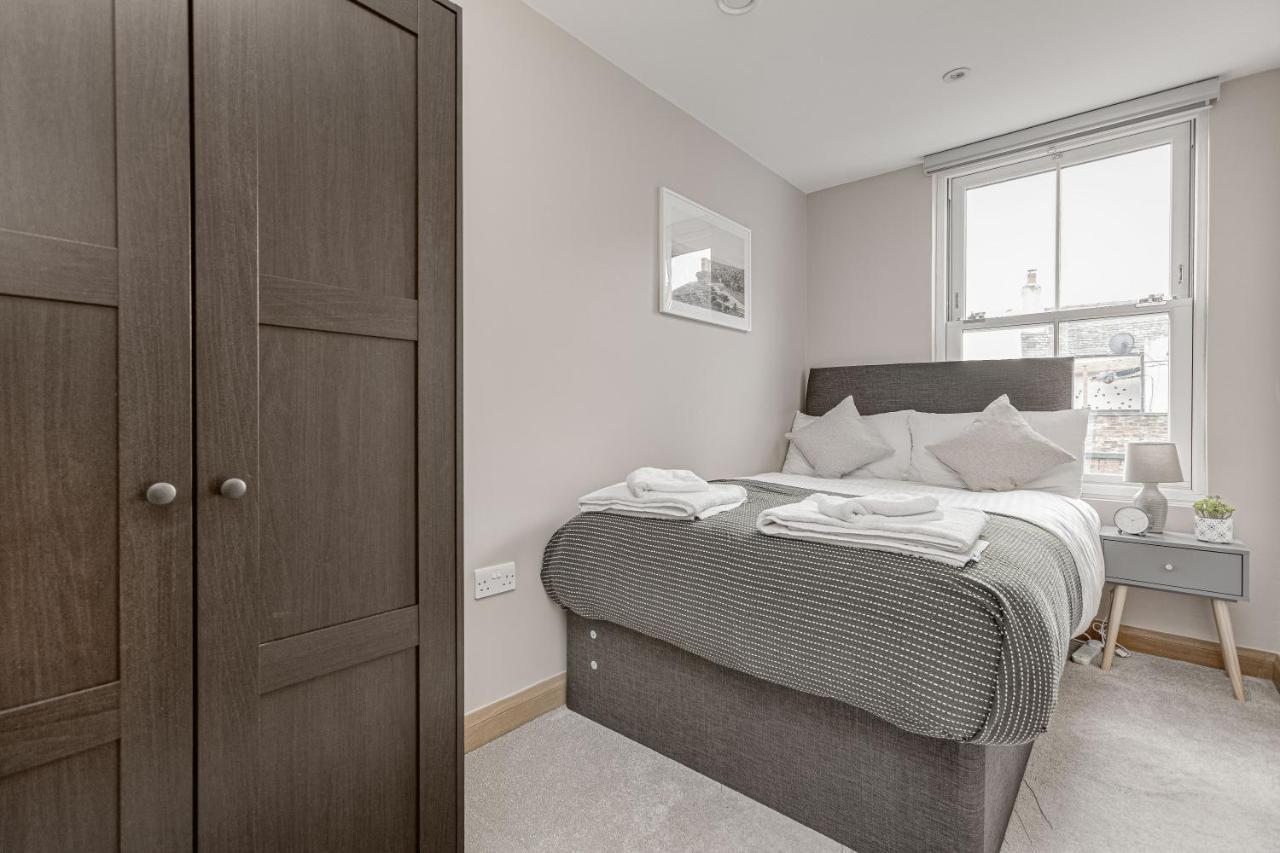 Contemporary 2 Bedroom Apt, Town Centre By Tent Serviced Apartments Чертси Экстерьер фото