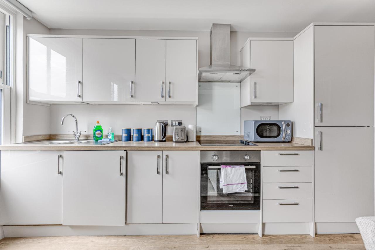 Contemporary 2 Bedroom Apt, Town Centre By Tent Serviced Apartments Чертси Экстерьер фото