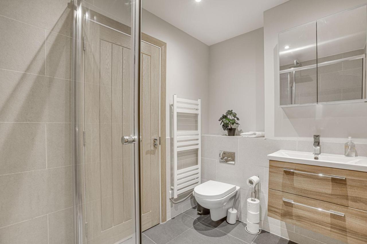 Contemporary 2 Bedroom Apt, Town Centre By Tent Serviced Apartments Чертси Экстерьер фото
